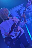 長島の奏でるベースラインがオーディエンスの体と心をつかんで揺らし続けた。