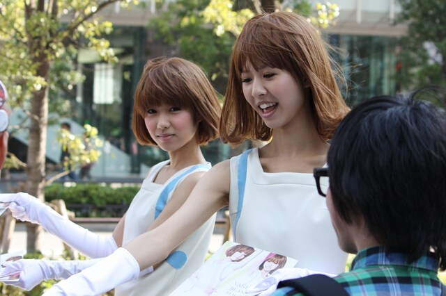 「メンソレータム リフレア D&D」テレビCMと同じ衣装で秋葉原＆渋谷の街に降り立ったリサ＆レナ。なお、今後もゲリラ配布が行われる可能性があるので、気になる人は2人のTwitterアカウント（@VB_Rena / @cha_maru）をフォローしておこう。