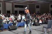 YOSHIKIはサプライズゲストとして登場し、現地のファンから熱狂的な歓声で迎えられた。