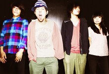 HINTOは安部コウセイ（Vo,G）、伊東真一（G）、菱谷昌弘（Dr）とレギュラーサポートを務める林束紗（B）の4人編成。