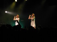 本日5月19日にミニアルバム「Def & Def」をリリースしたバニラビーンズ。彼女たちは本日より5月23日までの毎日「Def & Def」発売記念インストアイベントを計7カ所で実施する。