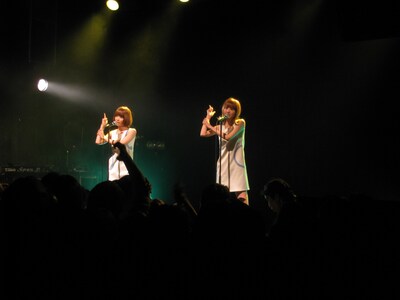 本日5月19日にミニアルバム「Def & Def」をリリースしたバニラビーンズ。彼女たちは本日より5月23日までの毎日「Def & Def」発売記念インストアイベントを計7カ所で実施する。