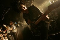 写真は5月15日の千葉LOOK公演の模様。超満員のフロアを前にメンバーは熱い演奏を展開した。