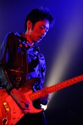 ギターソロを奏でる暴動（photo by Toshikazu Oguruma）。