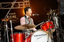 歌う石鹸。ピン芸人時代は特に芸名もなく、三宅弘城名義で渋谷公園通り劇場に出演していたとのこと（photo by Toshikazu Oguruma）。