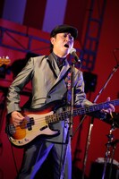 コーラスを入れる小園。ライブ冒頭の口上では「グループ魂は15周年、スナックそのは33周年！」と自らの店をアピール（photo by Toshikazu Oguruma）。