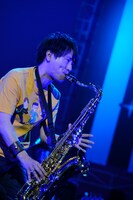 サックスソロを吹く遅番（photo by Toshikazu Oguruma）。