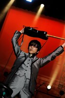 ギターソロを、通称“鬼神社”ポーズでキメる遅刻。冒頭の口上では「グループ魂加入から8年の月日が経ちますが、この春から一度も遅刻をしておりません！」と堂々と告白（photo by Toshikazu Oguruma）。