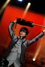 ギターソロを、通称“鬼神社”ポーズでキメる遅刻。冒頭の口上では「グループ魂加入から8年の月日が経ちますが、この春から一度も遅刻をしておりません！」と堂々と告白（photo by Toshikazu Oguruma）。