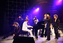 5月16日にNHKホールで行われた「AAA Heart to ♥ TOUR 2010」最終公演にはサプライズゲストとして、最新シングルの作曲を手がけた小室哲哉が登場。ステージ上で共演を果たした。