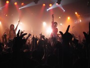 デビュー前、対バン企画でHeaven's Rockさいたま新都心VJ-3のステージに立ったことがあるNICO Touches the Walls。ちなみに当時は動員も少なく、メンバー曰くかなり贅沢な会場の使い方をしていたとのこと。