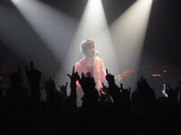 この日の会場は開演から終演まで冷房全開にもかかわらず、熱気が立ち込めしばしばステージは霧状のもやで覆われた。