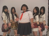 ポーズを決めるSCANDALとミツコを演じる響・長友光弘（写真中央）。