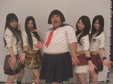 ポーズを決めるSCANDALとミツコを演じる響・長友光弘（写真中央）。