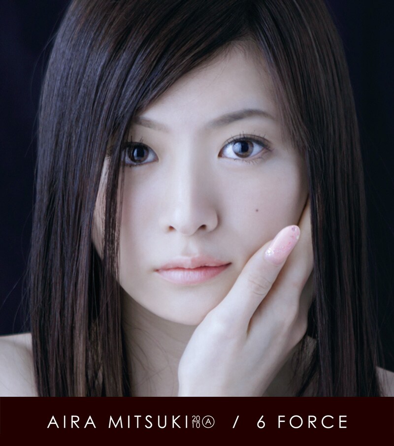 オフィシャルブログ「Aira Mitsukiのカラフル・No.9ブログ」では、ミニアルバム「6 FORCE」収録曲全曲の試聴音源が公開中。ちなみにアイラは「Wonder Touch」が「過去のAiraの曲の中で1番好きかも」とのこと(写真は「6 FORCE」初回盤ジャケット)。