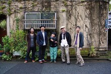 旧知の仲である糸井重里（写真左から2番目）と南伸坊（右から2番目）のゆるふわトークにぴったりなBGMを提供したクラムボン。「ほぼ日」では「黄昏」が試聴できるスライドショーも公開中。