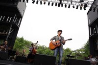 写真は昨日の河口湖ステラシアターでのライブの様子。アンコールを含む22曲が披露された。