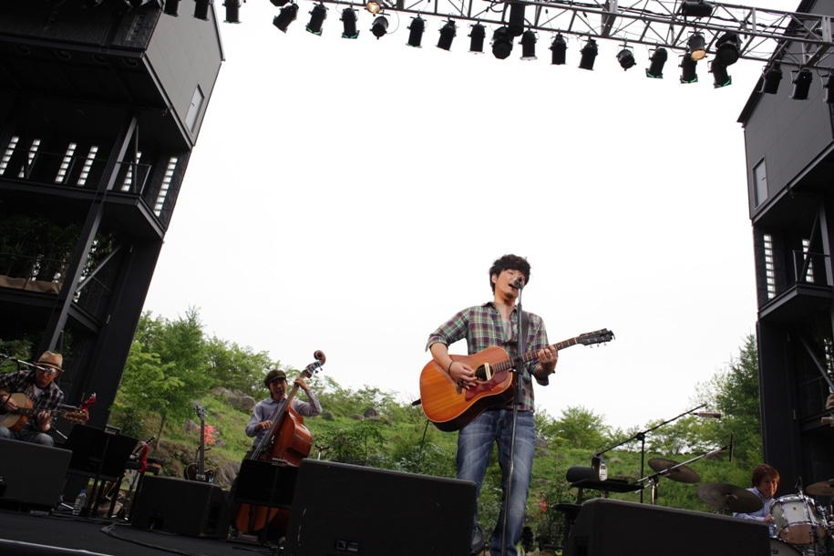 写真は昨日の河口湖ステラシアターでのライブの様子。アンコールを含む22曲が披露された。