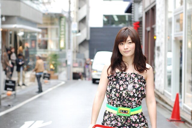 渋谷の街中にたたずむAira Mitsuki。