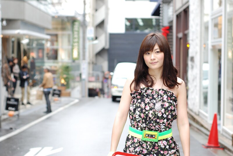 渋谷の街中にたたずむAira Mitsuki。