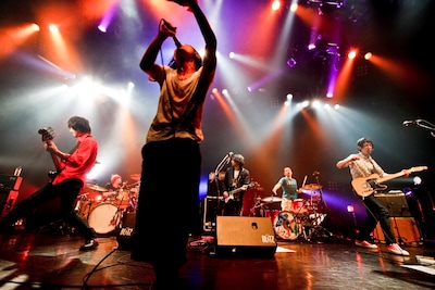 写真は4月30日に赤坂BLITZで行われた対バン企画「9mmの髭とNICOのASSHOLE」でのライブの模様。