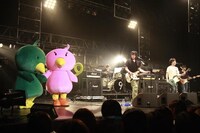ライブには藤井敬之（Vo,G）が手がけたキャラクター・ネギオ＆ネギコも応援に駆けつけた。