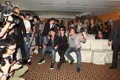 アラン・タム、ハッケン・リーと肩を組む玉置浩二。6年ぶりのアルバムのイメージについて「恋」と語り、「詞や曲が自分の中から生まれてくる、自分を信じて作品を作った」と話した。