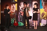 質問に答える玉置浩二。香港でやりたいことは「おいしいご飯を食べたい」。