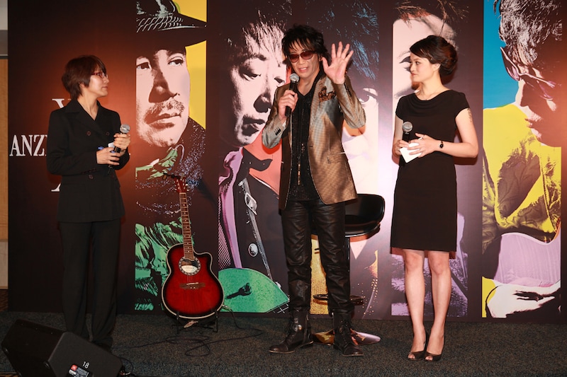 写真は5月24日に香港で行われた記者会見の模様。中央が玉置浩二。