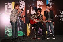 ふたりのサプライズゲストを交えて熱唱する玉置浩二。