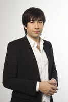 番組MCを務めるSascha。