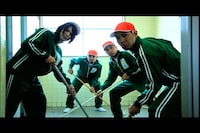 便所を掃除するかりゆし58。