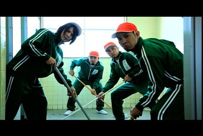 便所を掃除するかりゆし58。