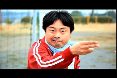 1stシングル「アンマー」でかりゆし58にハマったという河本準一（次長課長）。「全開の唄」ビデオクリップでは得意の“お前に食わせるタンメンはねえ！”ポーズも惜しみなく披露している。他の芸人の細かいネタもお見逃しなく。