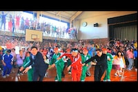 体育館でのダンスシーン。