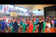 体育館でのダンスシーン。