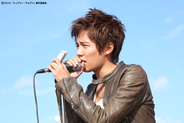 映画のキャストには小出（写真）のほか勝地涼、鈴木亮平、ムロツヨシ、綾野剛ら若手男性俳優が名を連ねる。なお、映画音楽を担当するのは菅野よう子。