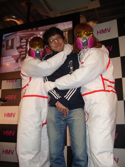 写真はHMV渋谷「完全ガードハグ会＆握手会」の様子。ファンの幸せそうな表情が何とも言えない。