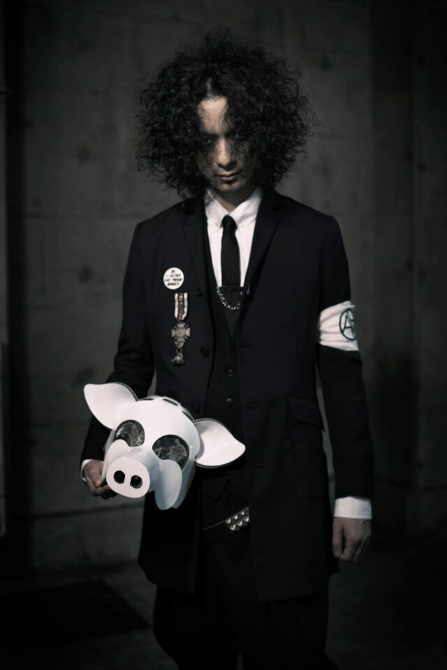 本日8月25日、誕生日を迎えた上田剛士。オフィシャルサイトの日記では「時は流れ、またやって来る誕生日。もう、ぜーんぜん、うれしくないけどねー。」とコメント。