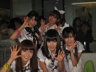 TOKYO FM渋谷スペイン坂スタジオから笑顔を振りまくAKB48のメンバー。