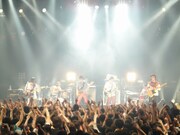 ライブ終了後、須藤（写真左）はオフィシャルサイトの日記で「今の6人編成が馴染んできて、ライブが過去最高の状態を迎えているのをカラダで実感している」とコメントした。