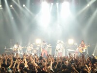 ライブ終了後、須藤（写真左）はオフィシャルサイトの日記で「今の6人編成が馴染んできて、ライブが過去最高の状態を迎えているのをカラダで実感している」とコメントした。
