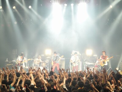 ライブ終了後、須藤（写真左）はオフィシャルサイトの日記で「今の6人編成が馴染んできて、ライブが過去最高の状態を迎えているのをカラダで実感している」とコメントした。