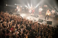 アンコールのMCで、つい最近第2子が誕生したことを明かしたアイゴン（写真右から3番目）。「写真見ます？ 今（物販に）俺のTシャツがあるけど、来月は俺の子供のTシャツ作ろうかな」と子煩悩ぶりを発揮した。