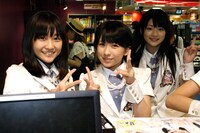 作業中にカメラを向けると、笑顔を見せる和田彩花（写真左）、福田花音（中央）、前田憂佳（右）。