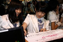 和田彩花（写真左）と福田花音（右）。