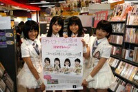 ハロプロコーナー前で記念撮影。現在、都心の一部CDショップではスマイレージのシングル「夢見る 15歳」が品切れを起こしているとの情報も。