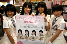 タワーレコード渋谷店のハロプロコーナー前で、ポスターを手に記念撮影。写真左から小川紗季、前田憂佳、和田彩花、福田花音。