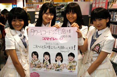 タワーレコード渋谷店のハロプロコーナー前で、ポスターを手に記念撮影。写真左から小川紗季、前田憂佳、和田彩花、福田花音。