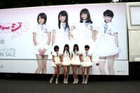 トラックの写真と同じポーズを取るスマイレージの4人。